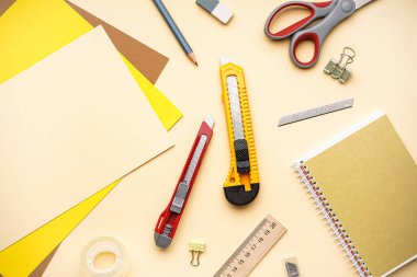 Bej arka planda kırtasiye malzemesi olan servis bıçakları