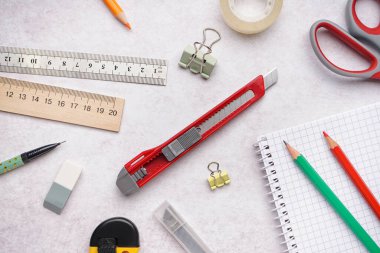 Beyaz zemin üzerinde kırtasiye malzemesi olan bir araç bıçağı