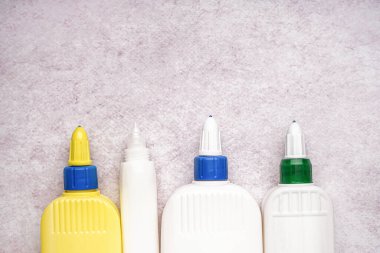 Grunge arka planında bir şişe yapıştırıcı