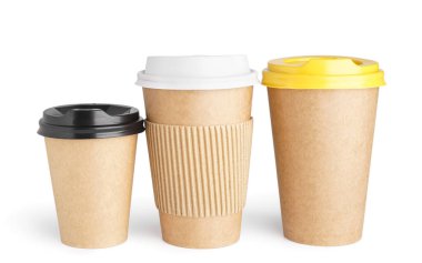 Beyaz arkaplanda izole edilmiş farklı kağıt bardaklar