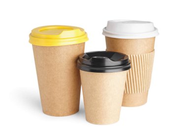 Beyaz arkaplanda izole edilmiş farklı kağıt bardaklar