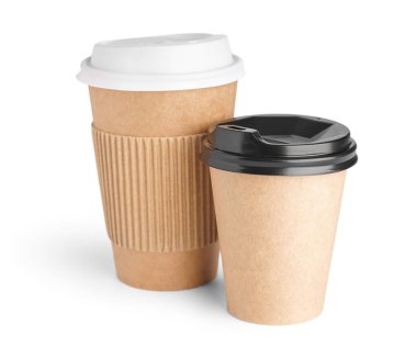 beyaz arkaplanda izole edilmiş kağıt bardaklar