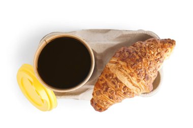 Beyaz arka planda bir fincan kahve ve lezzetli kruvasan.