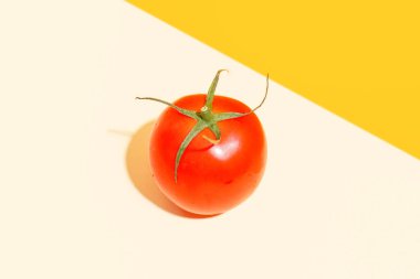 açık renkli üzerinde taze ripe domates