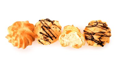 Beyaz arka planda kremalı leziz yuvarlak eklerName