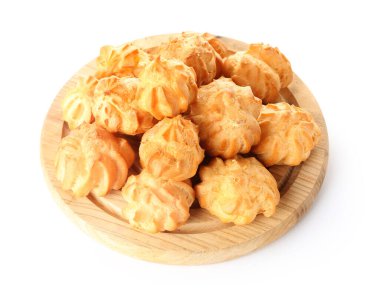 Beyaz arka planda lezzetli ekinler olan ahşap tahta.