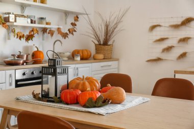 Fenerli Cadılar Bayramı balkabakları ve mutfak masasında yapraklar.