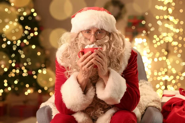 Santa Claus Bebiendo Cacao Caliente Con Malvaviscos Habitación Nochebuena —  Fotos de Stock