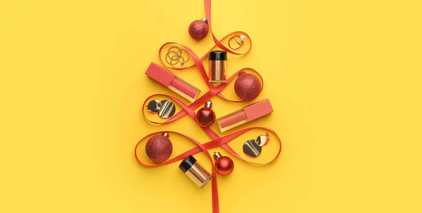 Creatieve Kerstboom Gemaakt Van Make Cosmetica Sieraden Lint Gele Achtergrond — Stockfoto