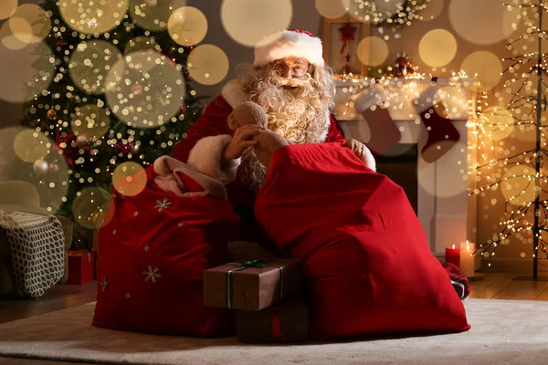 Santa Claus Con Regalos Bolsas Habitación Noche Navidad — Foto de Stock
