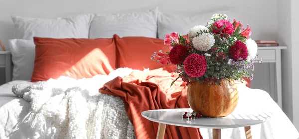 Sonbahar Balkabağı Yatağın Yanındaki Çiçekli Masa — Stok fotoğraf