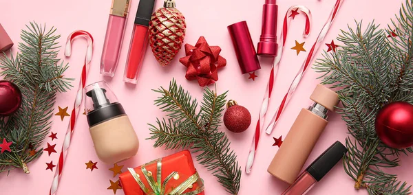 Composição Natal Com Cosméticos Maquiagem Decorações Fundo Rosa — Fotografia de Stock