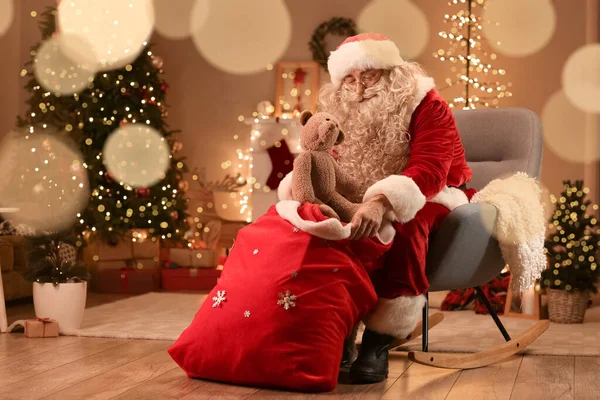 Santa Claus Tomando Osito Peluche Saco Habitación Víspera Navidad — Foto de Stock
