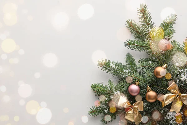 美しいクリスマスツリーの枝テキストのためのスペースと光の背景に装飾 — ストック写真