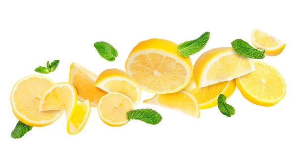 飛んでいるレモンとミントの葉を白で隔離 — ストック写真