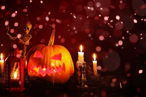 Wyrzeźbiona Dynia Halloween Szkieletem Latarnią Płonącymi Świecami Ciemnym Tle — Zdjęcie stockowe