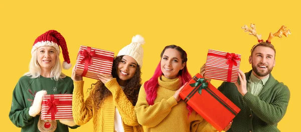 Different People Christmas Gifts Yellow Background — Stock Photo, Image