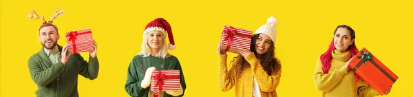 Různí Lidé Vánoční Dárky Žlutém Pozadí — Stock fotografie