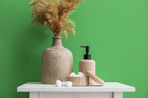 Bath Accessories Vase Pampas Grass Table Green Wall Closeup — Stock Photo, Image