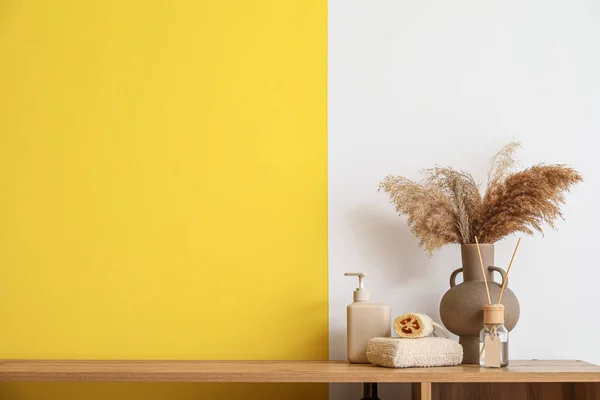 Diferentes Accesorios Baño Jarrón Con Hierba Pampas Cerca Pared Color —  Fotos de Stock