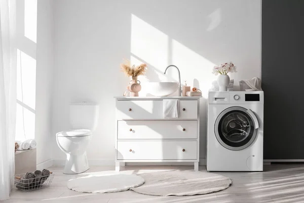 Interior Modern Kamar Mandi Dengan Mesin Cuci Wastafel Dan Toilet — Stok Foto