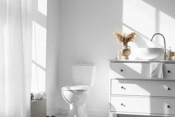 Toilet Mangkuk Dan Modern Tenggelam Dekat Dinding Putih Interior Kamar — Stok Foto