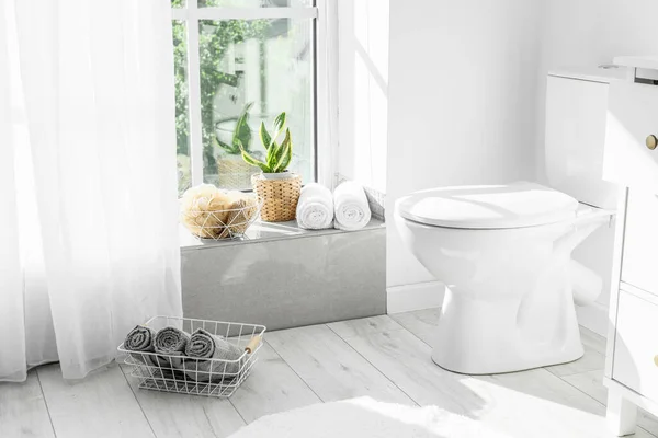 Modern Toilet Bowl Towels Window Bathroom Interior — Stock Photo, Image