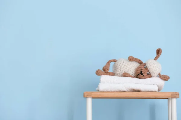 Pilha Toalhas Brinquedo Ovelha Bonito Unidade Prateleira Perto Parede Azul — Fotografia de Stock