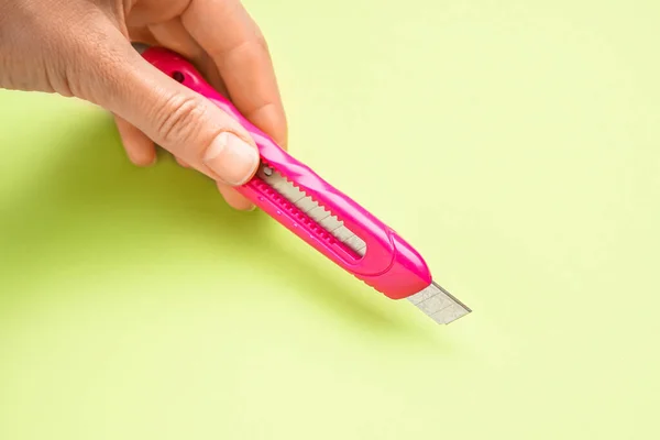 Man Pink Utility Knife Green Background Closeup — Stock Photo, Image