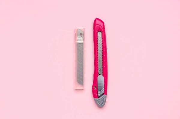 Cuchillo Utilitario Con Cuchillas Sobre Fondo Rosa —  Fotos de Stock