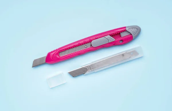 Розовый Служебный Нож Лезвиями Синем Фоне — стоковое фото