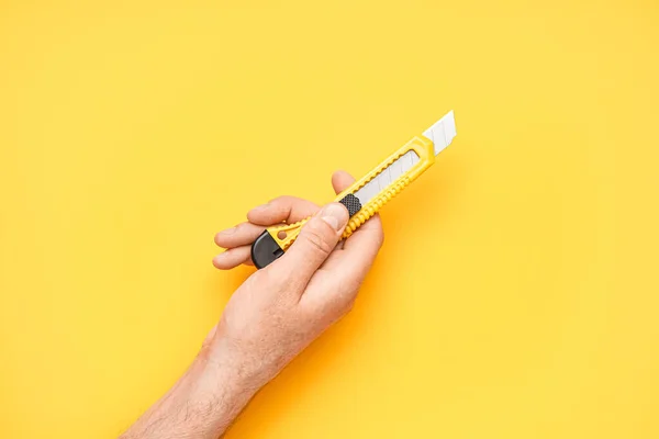 Hombre Con Cuchillo Utilidad Sobre Fondo Amarillo —  Fotos de Stock