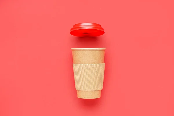 Паперова Чашка Шапочкою Червоному Тлі — стокове фото