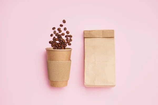 Kahve Çekirdekli Kağıt Bardak Pembe Arka Planda Çanta — Stok fotoğraf