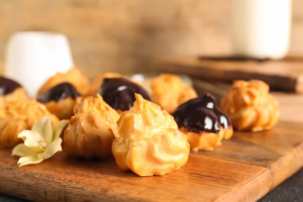 Wooden Board Delicious Eclairs Table Closeup — Stock Photo, Image