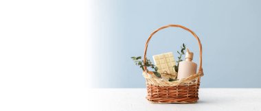 Anne için açık arkaplanda hediyeler ve metin için boşluk.