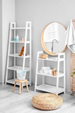 Rafların ve aynaların olduğu hafif banyonun içi.