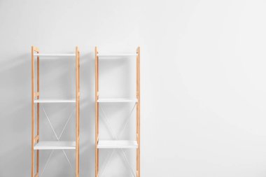 Işık duvarının yanındaki rafları boşalt