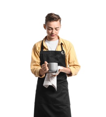 Beyaz arka planda bir fincan kahve ve peçeteyle yakışıklı bir barista.