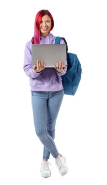 Beyaz arka planda dizüstü bilgisayarı tutan parlak, sıra dışı saçlı genç bir kız öğrenci.