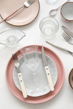 Beyaz arkaplanda birçok farklı tablo takımı