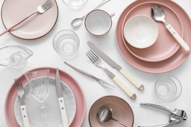 Beyaz arkaplan ve üst görünümde çok farklı tablo yazılımı