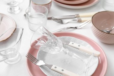 Beyaz arkaplanda birçok farklı tablo takımı