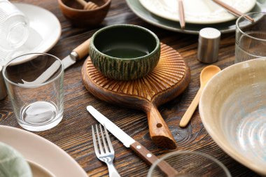 Ahşap arkaplanda birçok farklı tablo takımı