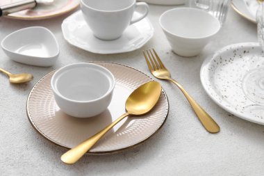 Beyaz arkaplanda birçok farklı tablo takımı