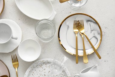 Beyaz arkaplanda birçok farklı tablo takımı