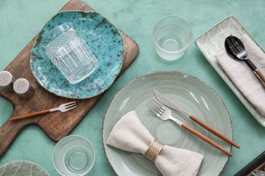 Yeşil arkaplanda birçok farklı tablo takımı