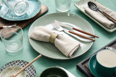 Yeşil arkaplanda birçok farklı tablo takımı