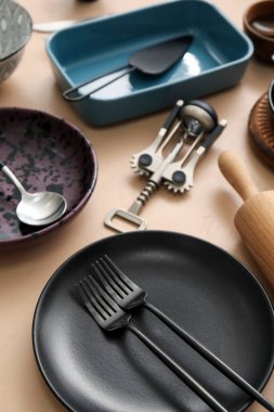 Renk arkaplan üzerinde birçok farklı tablo ve mutfak gereçleri