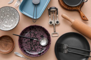 Renk arkaplan, üst görünüm üzerinde birçok farklı tablo ve mutfak gereçleri